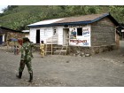 Soldat congolais devant une cafétéria, Goma, juillet 2012 - Justine Brabant Soldat congolais devant une cafétéria, Goma, juillet 2012 - Justine Brabant