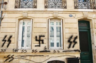 Bordeaux-intégristes-croix gammées